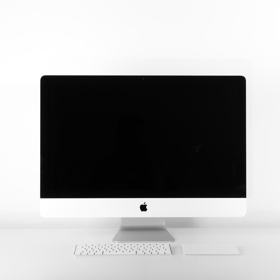 Monitor gamer AOC de 24 polegadas ligado, com a tela de frente