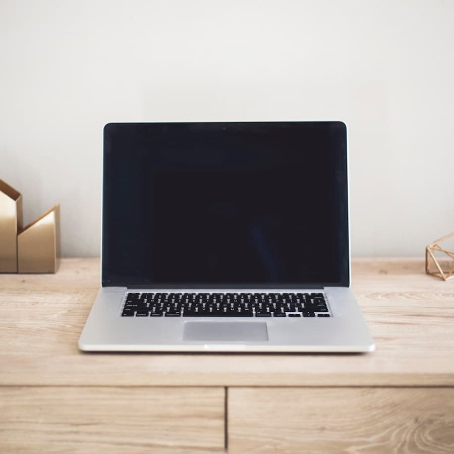 Notebook Lenovo IdeaPad 3 aberto, mostrando teclado e tela