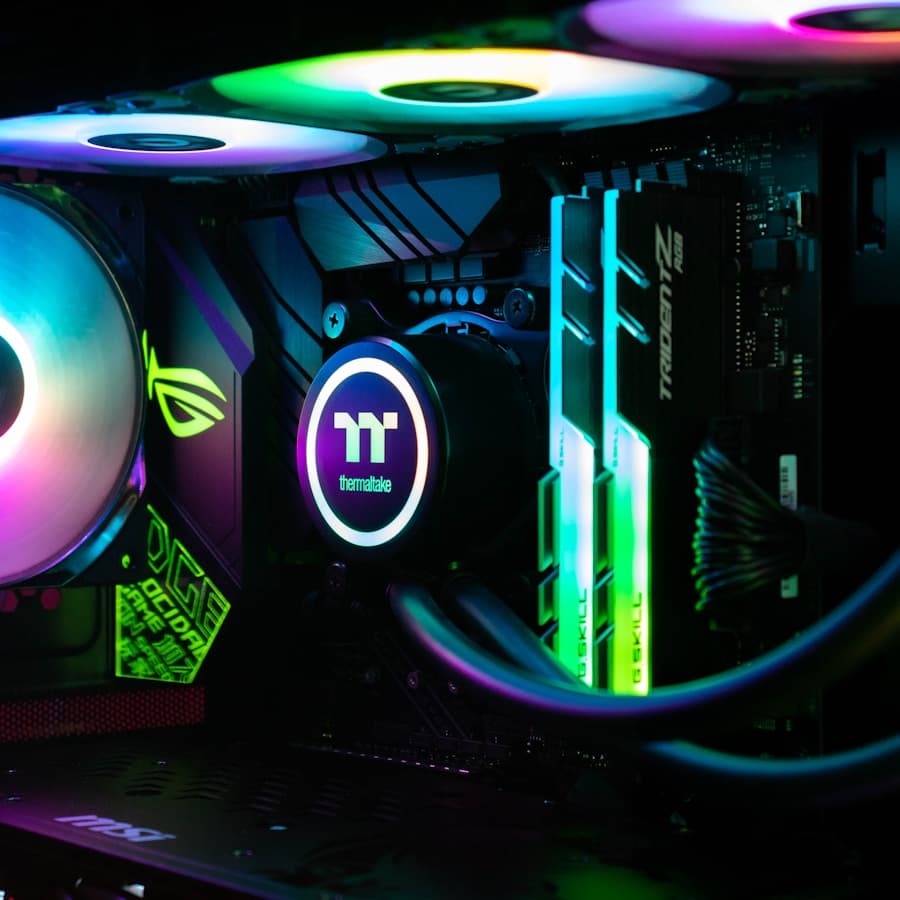 PC gamer montado pela Newkids, com gabinete de lateral em vidro