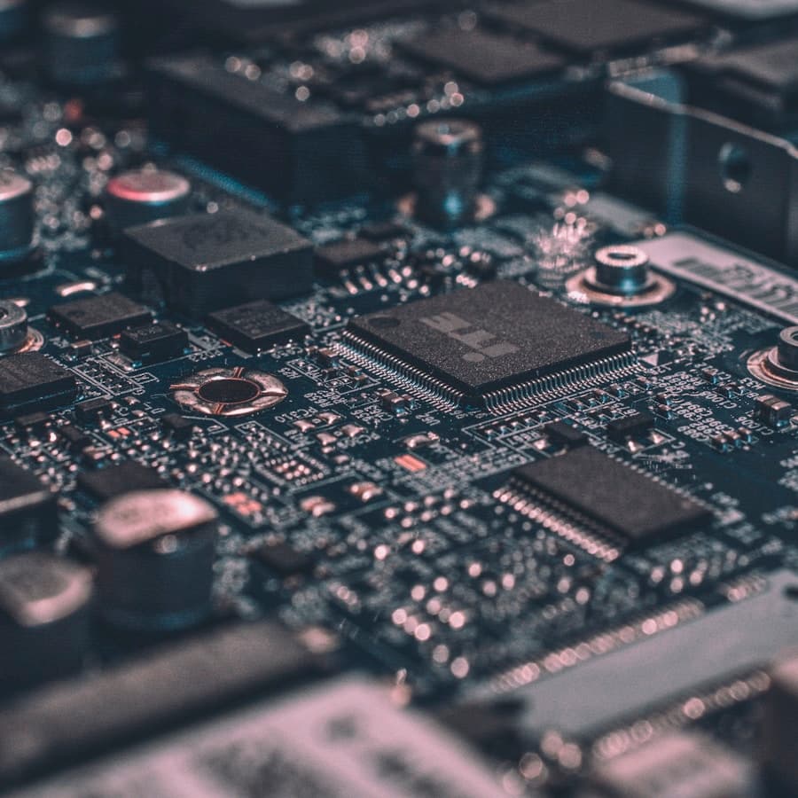 Processador AMD Ryzen 5 5600 fora da embalagem, com os contatos à mostra
