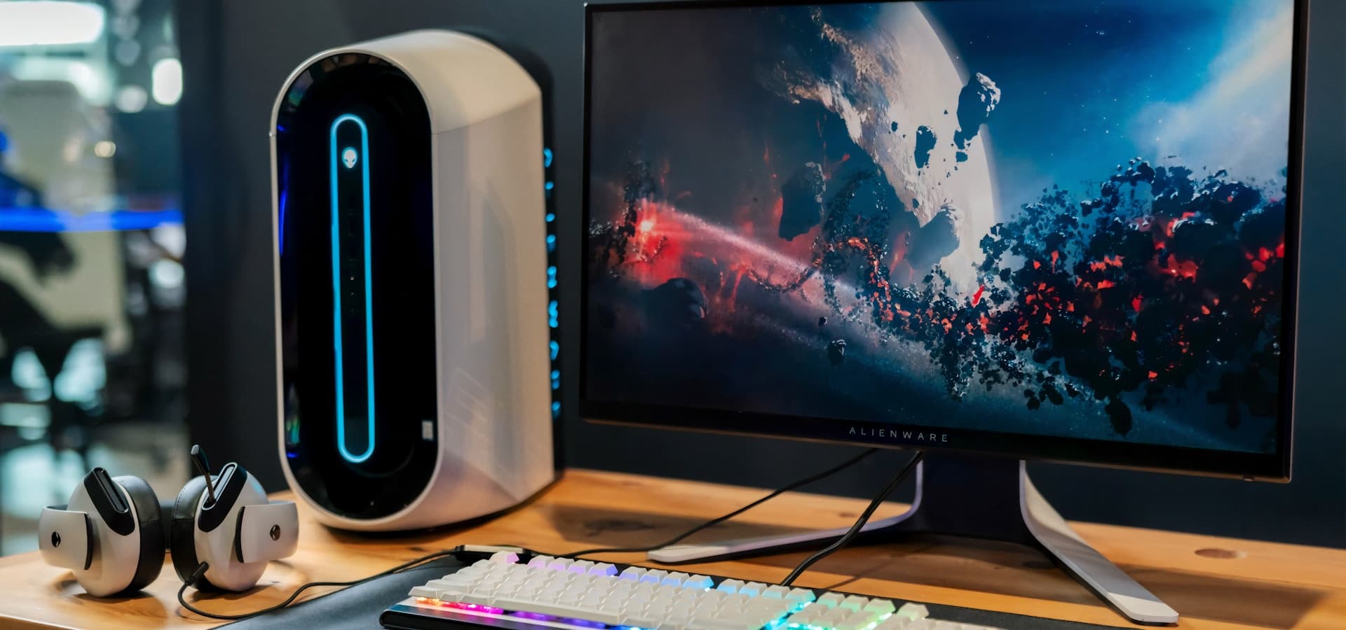 Mesa montada com monitor, teclado e mouse em destaque de oferta